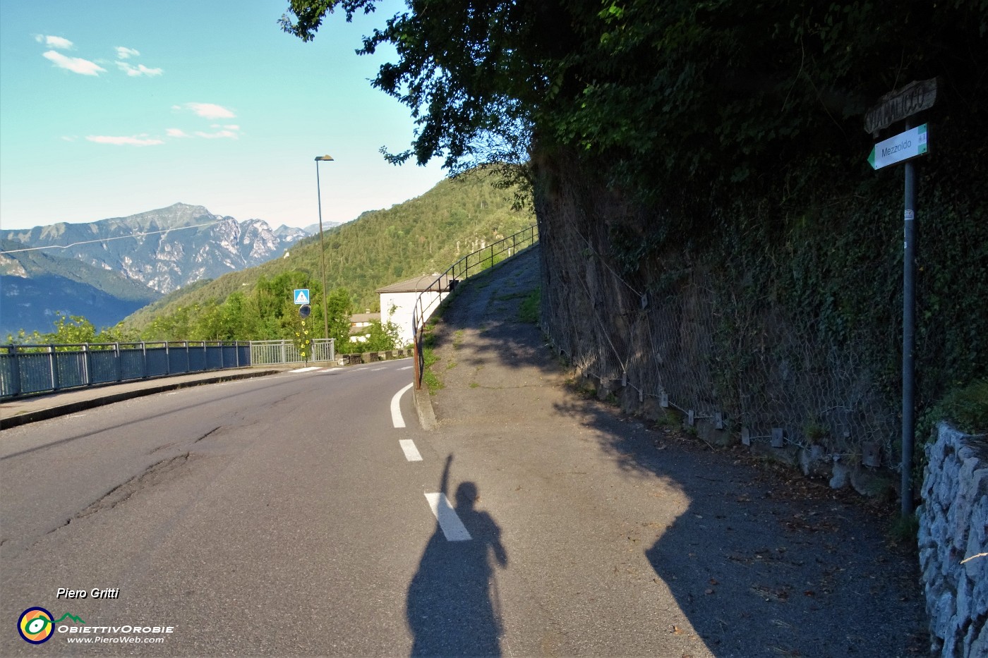 09 Scesa  200 m la strada, prendo a dx la prima mulattiera ripida segnavia bianco-verde per Mezzoldo .JPG